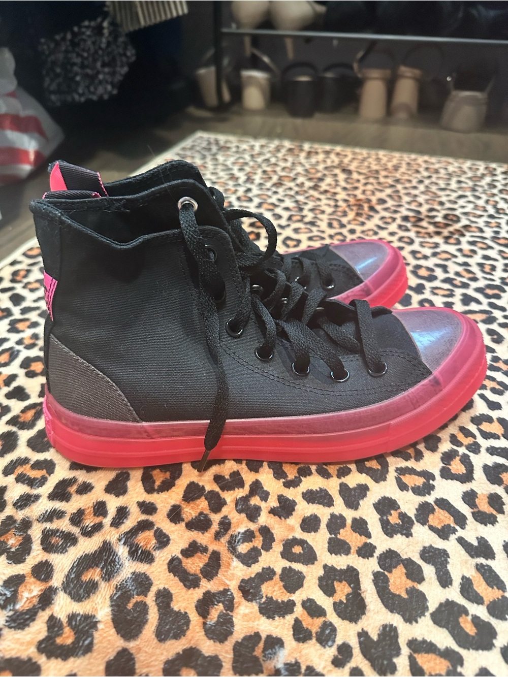 Women’s High Top Converse Size 8 Black with hot pink Sole - Picture 4 of 7